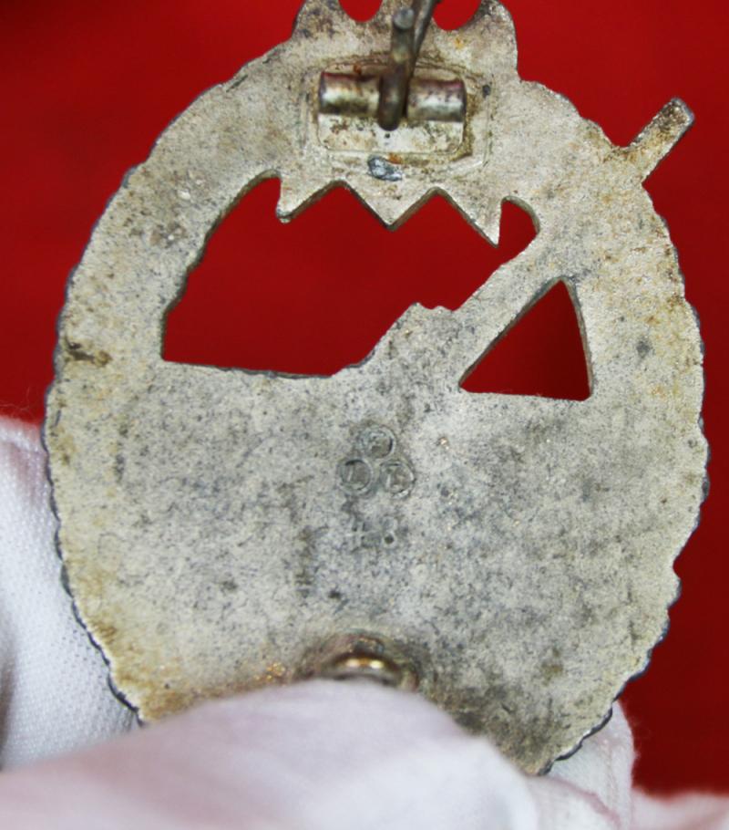 A Very Good Original, WW2, Kriegsmarine Coastal Artillery Combat Badge Kriegsabzeichen für die Marineartillerie FLL 43 – Friedrich Linden of Lüdenscheid