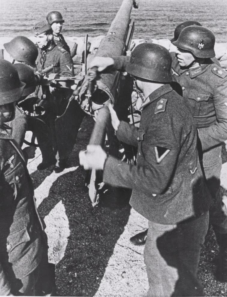 A Very Good Original, WW2, Kriegsmarine Coastal Artillery Combat Badge Kriegsabzeichen für die Marineartillerie FLL 43 – Friedrich Linden of Lüdenscheid