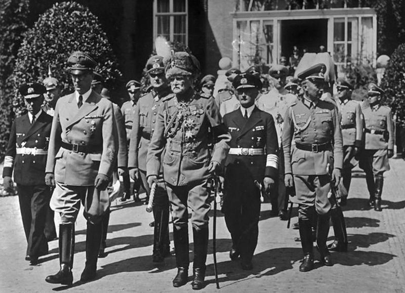 Silver WW1 1915 German Christmas Medal, By Karl Goetz - August von Mackensen - {AKA The Last Hussar} Christmas on the Battlefield