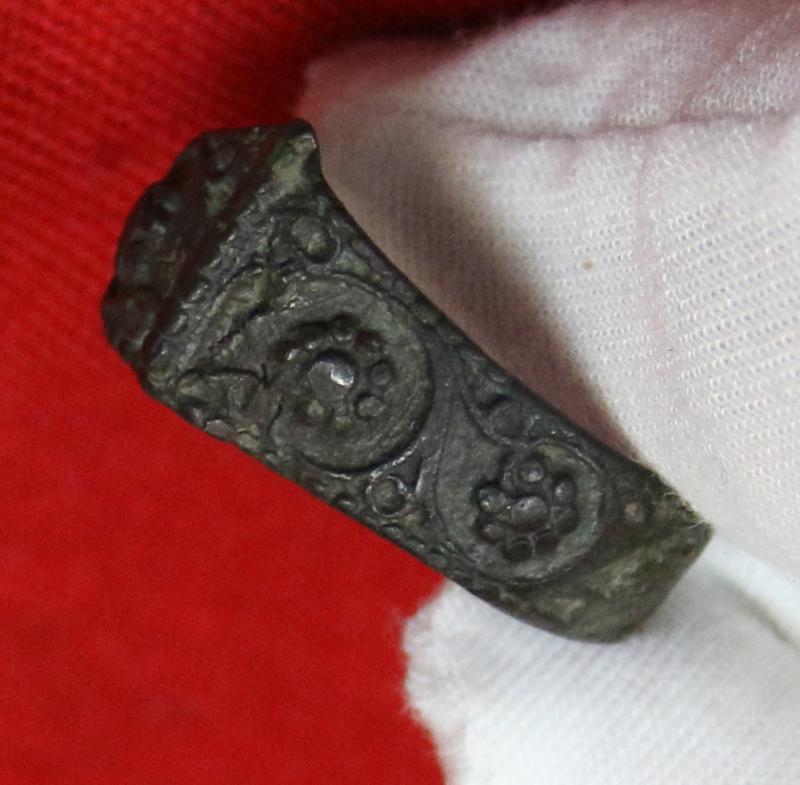 Superb 'War Of The Roses' Period, 15th Century, Rose Head Archers Ring. ‘Draw Archers, Draw Your Arrows to the Head!’ Richard IIIrd, By Shakespeare, Before the Battle of Bosworth. Embellished with Numerous English Royal Rose Heads Across The Entire Ring