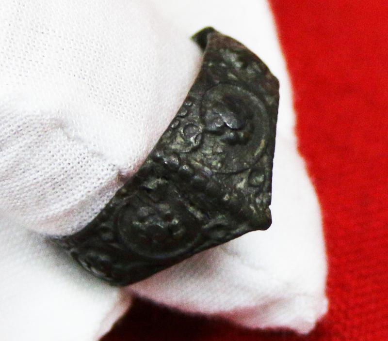 Superb 'War Of The Roses' Period, 15th Century, Rose Head Archers Ring. ‘Draw Archers, Draw Your Arrows to the Head!’ Richard IIIrd, By Shakespeare, Before the Battle of Bosworth. Embellished with Numerous English Royal Rose Heads Across The Entire Ring