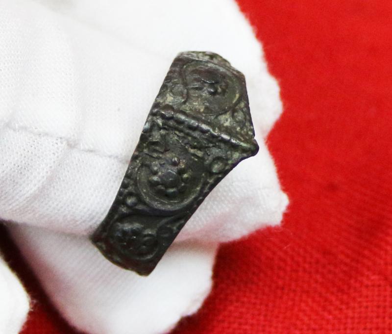 Superb 'War Of The Roses' Period, 15th Century, Rose Head Archers Ring. ‘Draw Archers, Draw Your Arrows to the Head!’ Richard IIIrd, By Shakespeare, Before the Battle of Bosworth. Embellished with Numerous English Royal Rose Heads Across The Entire Ring