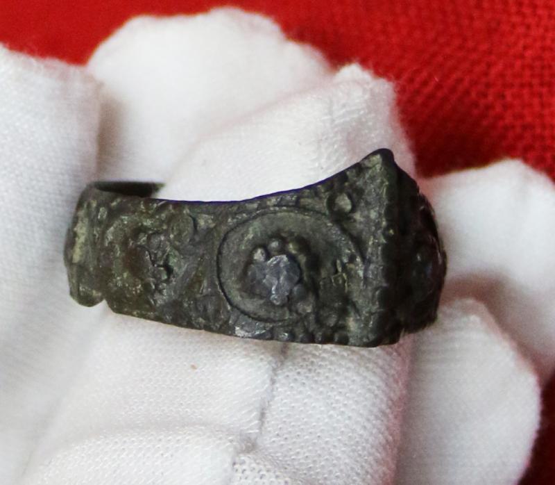 Superb 'War Of The Roses' Period, 15th Century, Rose Head Archers Ring. ‘Draw Archers, Draw Your Arrows to the Head!’ Richard IIIrd, By Shakespeare, Before the Battle of Bosworth. Embellished with Numerous English Royal Rose Heads Across The Entire Ring