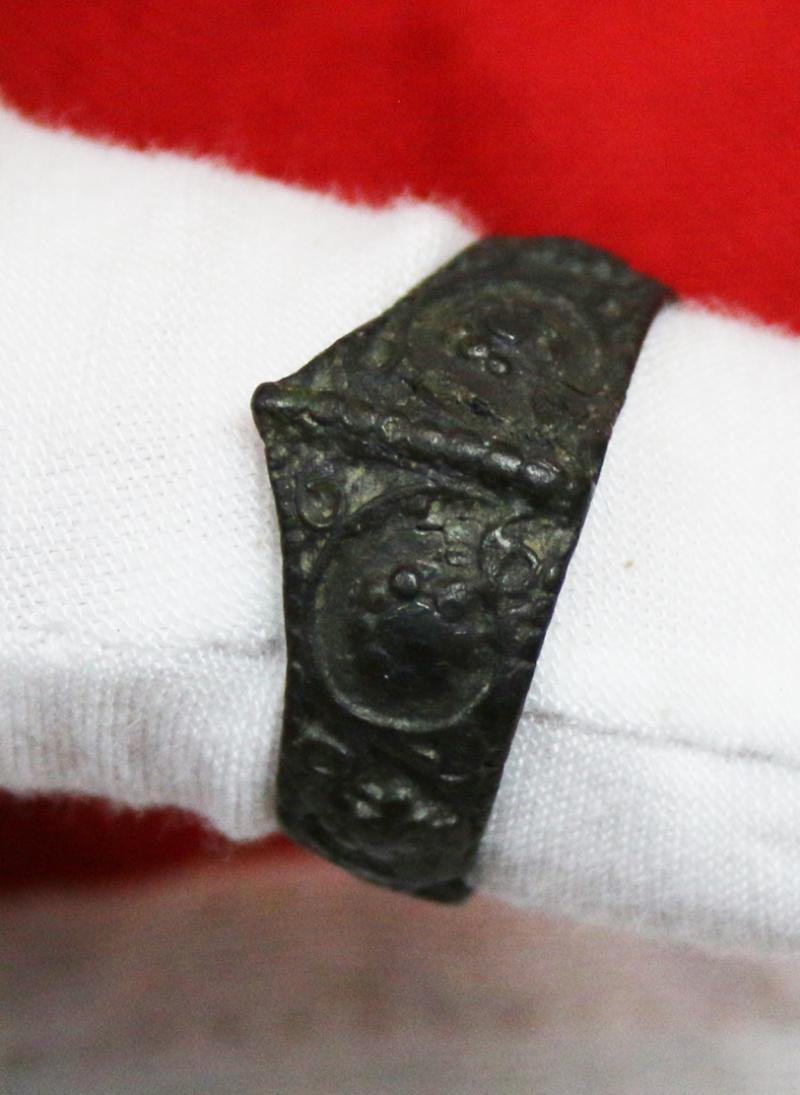 Superb 'War Of The Roses' Period, 15th Century, Rose Head Archers Ring. ‘Draw Archers, Draw Your Arrows to the Head!’ Richard IIIrd, By Shakespeare, Before the Battle of Bosworth. Embellished with Numerous English Royal Rose Heads Across The Entire Ring