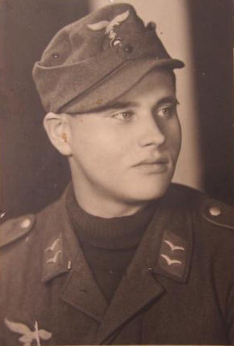 M43 Luftwaffe Trapezoid Eagle 'Ski Cap' Insignia. Tunic Removed