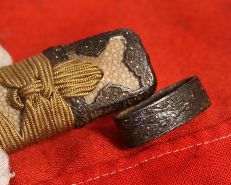 Early Shinto, Signed, Yamashiro Daijo Fujiwara Kunitsugu (山城大掾藤原国次) Handachi Sword With Full Suite Of Omori Teruhide School 'Omori Wave' Pattern of Handachi Koshirae Of Churning Water With Inlaid Gold Sea Spray Droplets. Kinai School Budou-sukashi Tsuba
